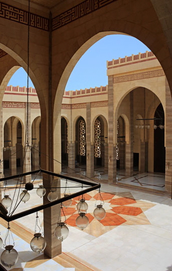BAHRAIN, Manama, Grand Mosque (Ahmed Al-Fateh Islamic Centre), courtyard, BHR306JPL A 539 deep