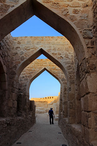 BAHRAIN, Manama, Karababad, Bahrain Fort (Qal'at al Bahrain), BHR644JPL A 467 deep