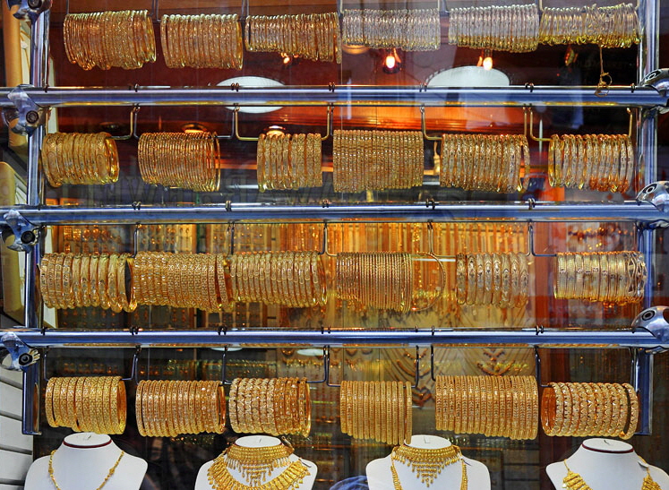 BAHRAIN, Manama Souk (Souq), Gold Souq, bangles in shop window, BHR681JPL A 770