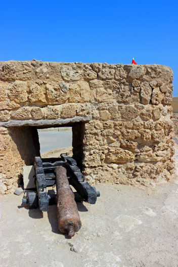 BAHRAIN, Muharraq, Arad Fort, old canon, BHR544JPL A 528 deep