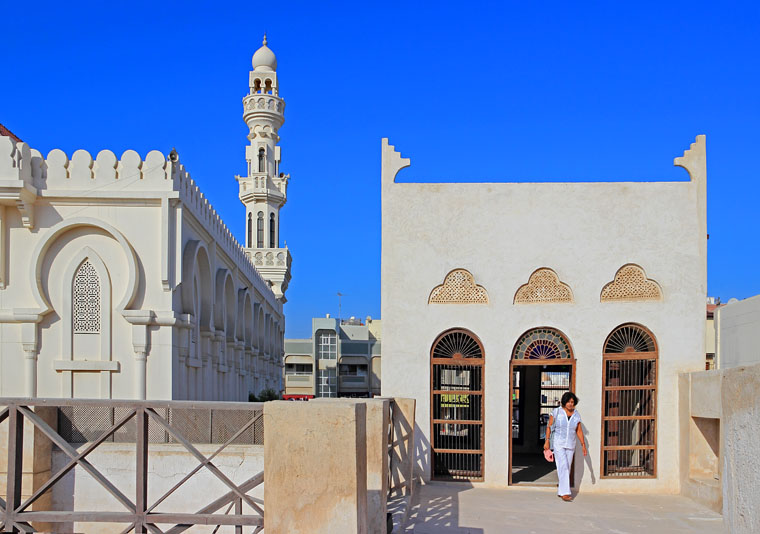 BAHRAIN, Muharraq, Shaikh Isa Bin Ali House, and mosque minaret, BHR799JPL A 760