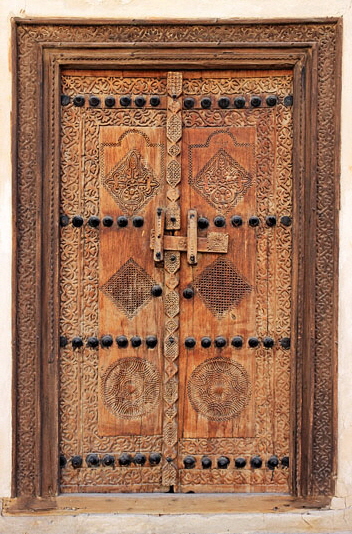 BAHRAIN, Muharraq, Shaikh Isa Bin Ali House, elaborate door carvings, BHR792JPL A 537 deep