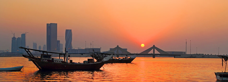 BAHRAIN, Muharraq, coastal fishing village area, fishing boats, and sunset, BHR2497JPL A 951