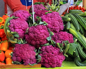 BAHRAIN, Noor El Ain, Garden Bazaar, Farmers Market, purple Cauliflowers, BHR2059JPL A 275 deep