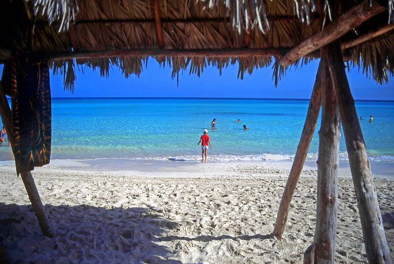 CUBA, Varadero, beach view through thatched sunshade, CUB159JPL 800
