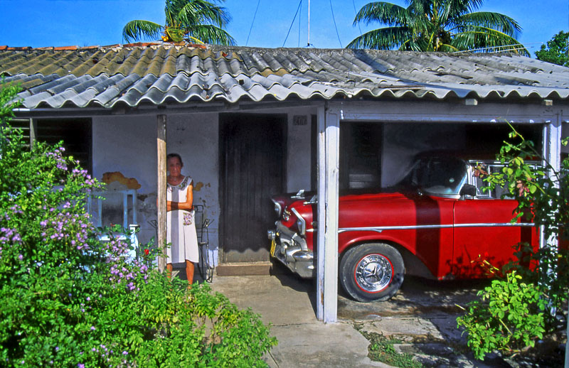 CUBA, Varadero, house with old American car, CUB173JPL 800