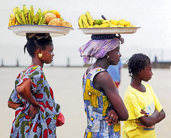 GAMBIA, Banjul beach, fruit sellers, GAM1049JPL 4000 A 600