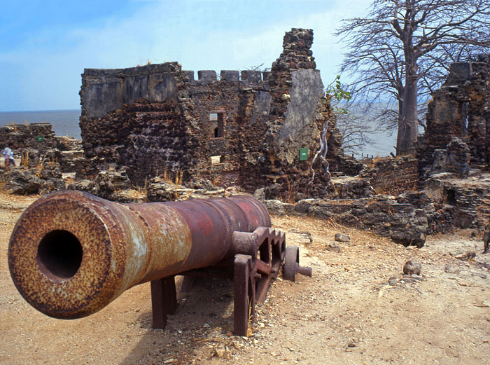 GAMBIA, River Gambia, Fort James Island, ruins and canon, GAM879JPL A 700