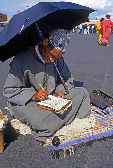 MOROCCO, Marrakesh, Djmaa el Fina Square, Fortune teller, MOR340JPL A 546 deep
