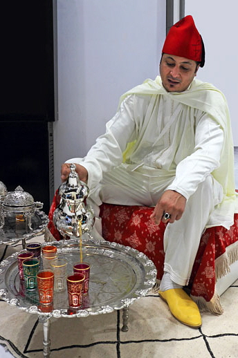 MOROCCO, man serving mint tea, MOR458JPL A 550 deep