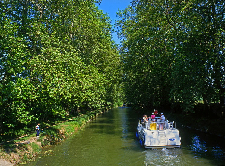 FRANCE, Languedoc-Roussillon, CANAL DU MIDE and pleasure boat, FRA451JPLA 550 deep
