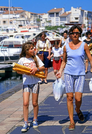FRANCE, Languedoc-Roussillon, CAP D'AGDE, girl carrying baguettes, FRA448JPLA 524 deep