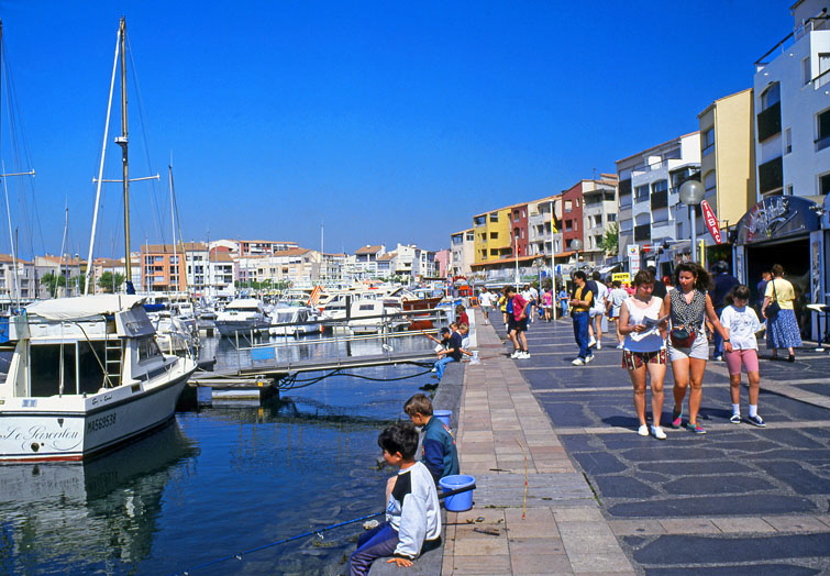 FRANCE, Languedoc-Roussillon, CAP D'AGDE, marina and resort promenade, FRA32JPLA 755