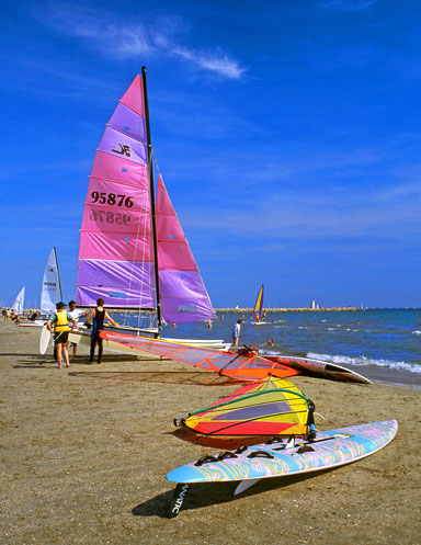 FRANCE, Languedoc-Roussillon, LA GRAND MOTTE, beach with sailboats and windsurfs, FRA405JPLA 384
