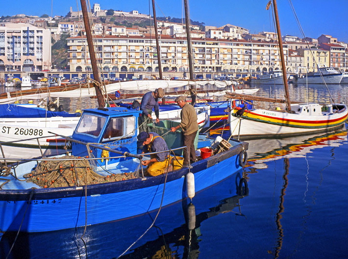FRANCE, Languedoc-Roussillon, SETE, fishing boats and fishermen mending nets, FRA461JPLA 720