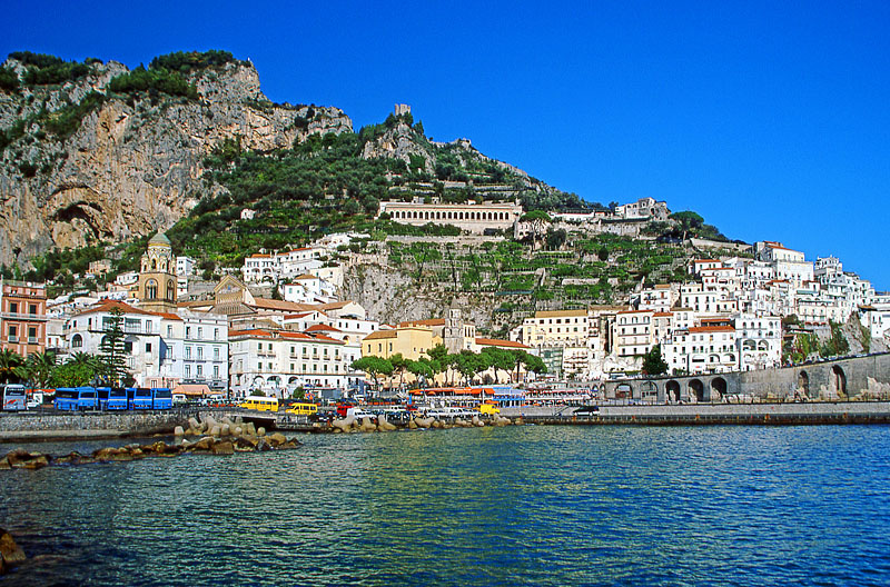 ITALY, Campania, Amalfi Coast, AMALFI, town against mountain backdrop, ITL1186JPL 800