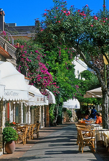 ITALY, Campania, Amalfi Coast, CAPRI, Capri Town, street and cafe scene, ITL1124JPL 370