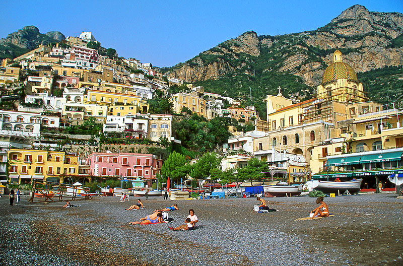 ITALY, Campania, Amalfi Coast, POSITANO, beach and cliffside village, ITL1166JPL 800
