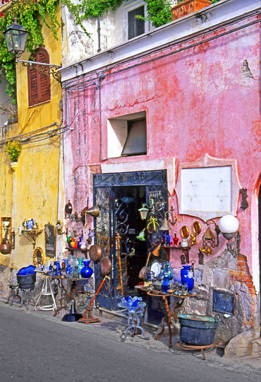 ITALY, Campania, Amalfi Coast, POSITANO, roadside antique shop, ITL1180JPL  370y