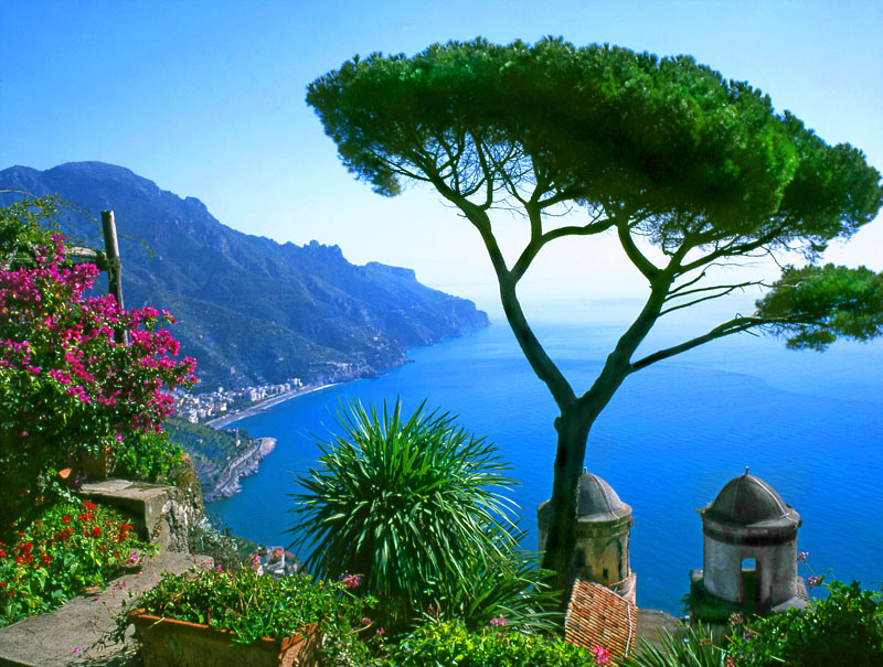 ITALY, Campania, Amalfi Coast, RAVELLO, Villa Rufolo Gardens and coastal view, ITL912JPL 800