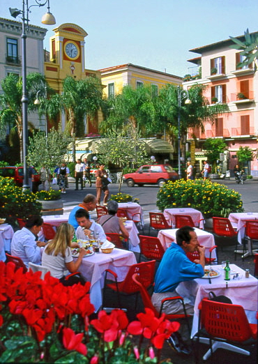 ITALY, Campania, Amalfi Coast, SORRENTO, Piazza Tasso, cafe scene (Fauno restaurant), ITL1037JPL 370