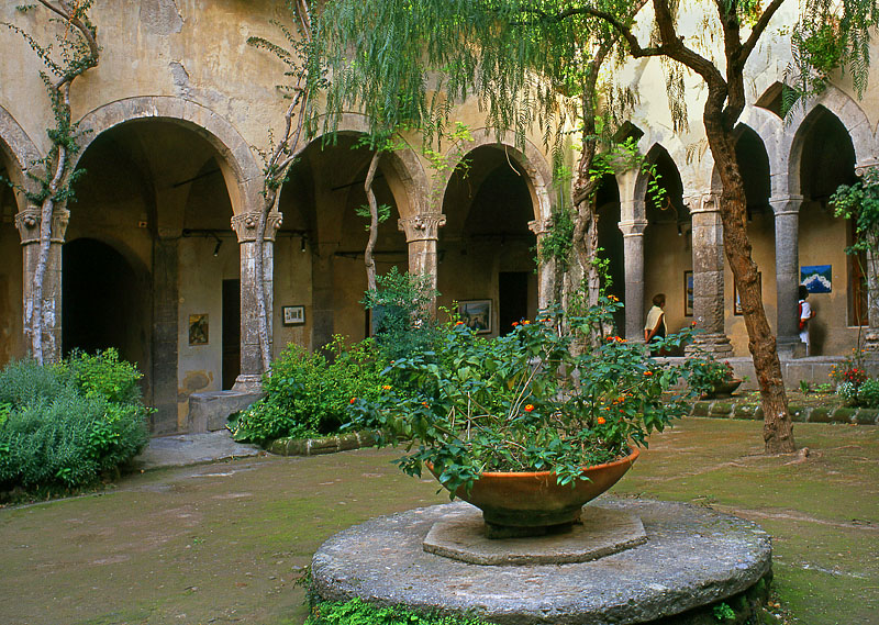 ITALY, Campania, Amalfi Coast, SORRENTO, San Francisco Monastery, cloisters, ITL895JPL  800