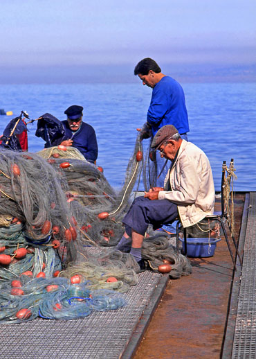 ITALY, Campania, Amalfi Coast, SORRENTO, fishermen mending nets, ITL888JPL 370