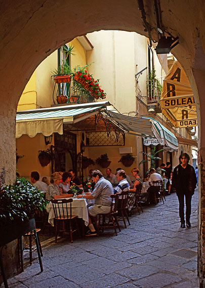 ITALY, Campania, Amalfi Coast, SORRENTO, outdoor dining, Gigino's Restaurant, ITL890JPL  569 deep
