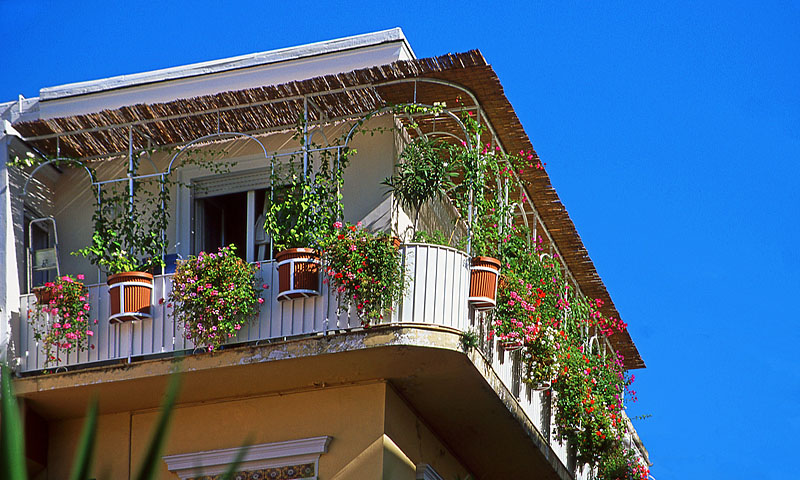 ITALY, Campania, Amalfi Coast, villa balcony, and hanging flowerpots, ITL1126JPL 800