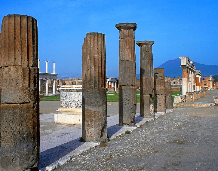 ITALY, Campania, POMPEII, columns along the The Forum Square, ITL902JPL  800