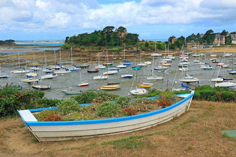FRANCE, Brittany, SAINT-BRIAC, coast and boats at low tide, FRA2732JPL A 800