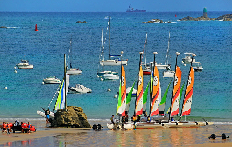 FRANCE, Brittany, SAINT-LUNAIRE, beach and sail boats, FRA2747JPL A 800