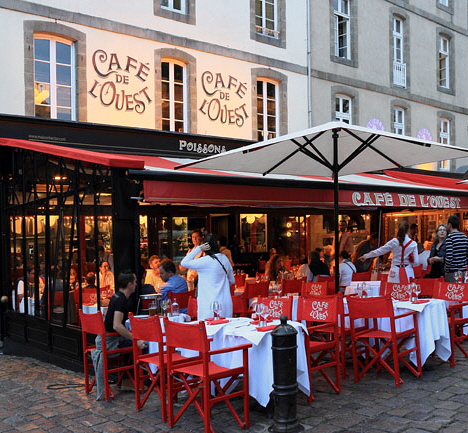 FRANCE, Brittany, SAINT-MALO, Old Town, Cafe de L'Ouest, restaurant, FRA2659JPL 433 deep