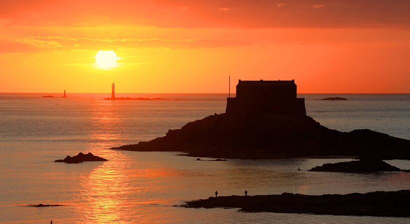 FRANCE, Brittany, SAINT-MALO, Old Town, Fort Du Petit-Be, seascape and sunset, FRA2623JPL A 822