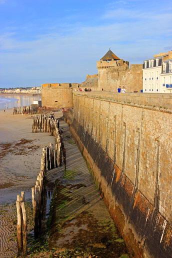 FRANCE, Brittany, SAINT-MALO, Old Town, ramparts, FRA2625JPL A 516 deep