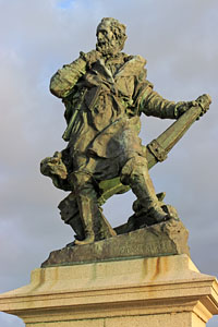 FRANCE, Brittany, SAINT-MALO, Old Town, ramparts, Jacques Cartier statue, FRA2649JPL 300 deep