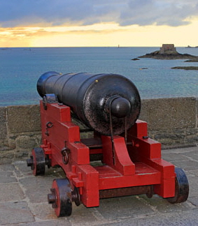 FRANCE, Brittany, SAINT-MALO, Old Town, ramparts, canon, FRA2635JPL A 350  deep