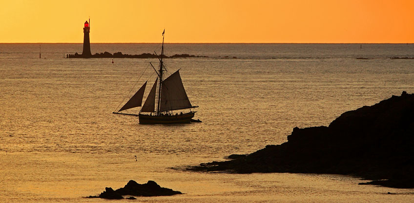 FRANCE, Brittany, SAINT-MALO, Old Town, seascape and tour boat, sunset, FRA2640JPL A 848
