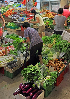 SINGAPORE, Chinatown Complex Wet Market,  vegetable stalls, SIN865JPL 4000 A 440 deep