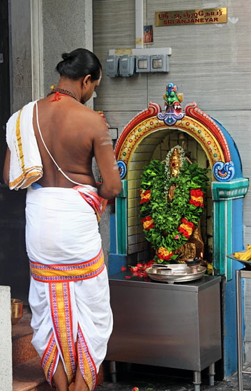 SINGAPORE, Little India, Sri Veeramakaliamman Temple, Hindu priest at shrine, SIN790JPL A 400