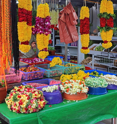 SINGAPORE, Little India, stall selling flowers and floral garlands for temple offerings, SIN802JPL A 415 deep