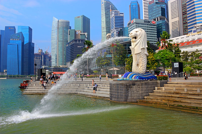 SINGAPORE, Marina Bay, Merlion Park, Merlion statue, and city skyline, SIN1210PL A 800