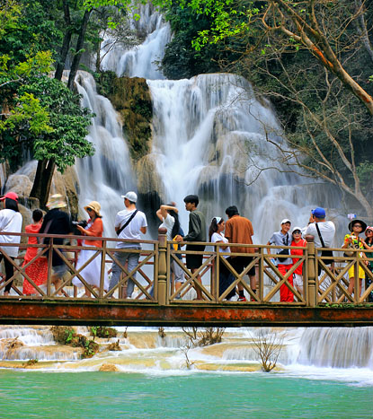 LAOS, Luang Prabang, Kuang Si Falls,and tourists, LAO225JPL 467 deep
