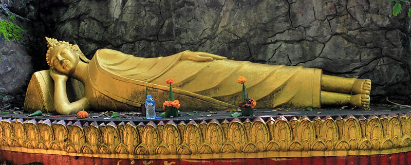 LAOS, Luang Prabang, Phousi Hill, reclining Buddha statue, LAO174JPL 800