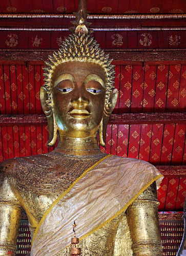 LAOS, Luang Prabang, Wat Mai, the Sim, main altar, Buddha statue, LAO654JPL 363