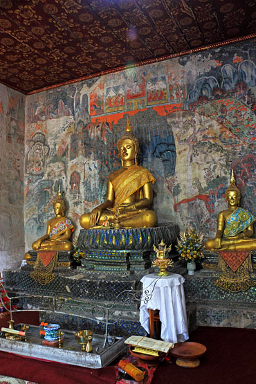 LAOS, Luang Prabang, Wat Pa Huak, interior Buddha statues, LAO435JPL 370