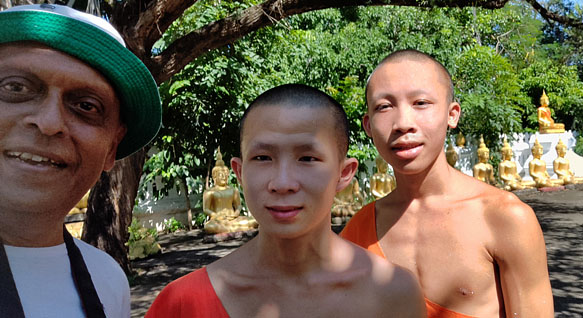LAOS, Luang Prabang, Wat That Luang Rasamahavihane, visitor with novice monks, LAO911JPL M 583
