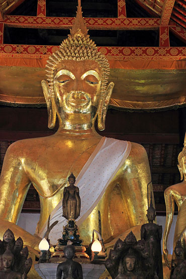 LAOS, Luang Prabang, Wat Visounnarath (Wat Visoun), main hall (Sim),large Buddha statue, LAO450JPL 370