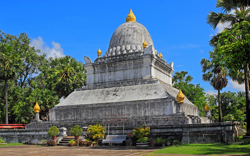 LAOS, Luang Prabang, Wat Visounnarath (Wat Visoun), stupa, LAO786JPL 800