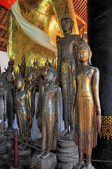 LAOS, Luang Prabang, Wat Visounnarath, main hall (Sim), wooden and gilded Buddha statues, LAO455JPL 370